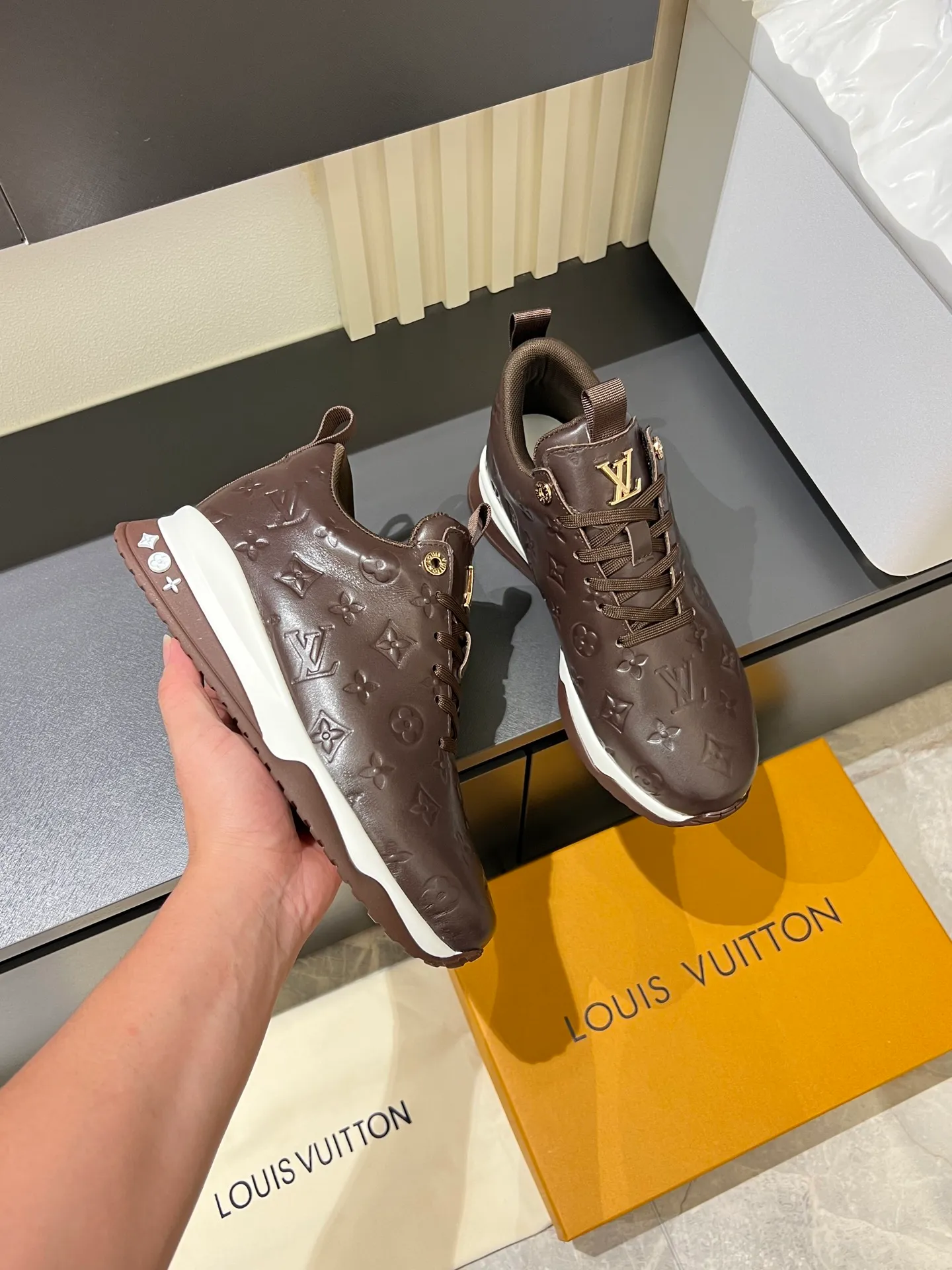 p520 "LOUI* VUITTO*" popular men's casual shoes, genuine development in Italy💯purchasing level quality✔️The upper is made of first-layer cowhide, comfortable and soft sheepskin feet⚡️Fashionable and versatile, the toe last shape is firm and full, and the soles are made from original LV molds and can be freely entered and exited the counter. Light and comfortable on the feet~Purely handmade, details determine quality! Size:39-44!